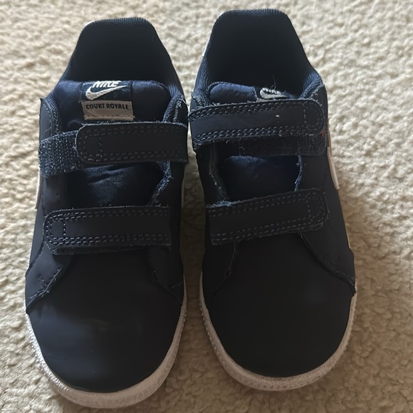 Toddler size 9 Nike shoes - Picture 2 of 6